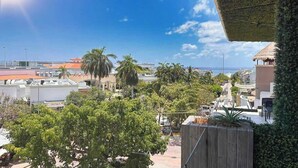 A view of a coastal area with buildings, palm trees, and a clear sky. - Beautiful view Studio near Beach (Playa del Carmen)