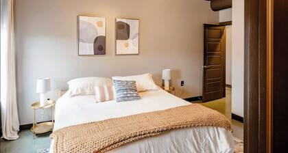 Industrial Chic Loft Near OSU & Short North with King Beds, Walkable Stay