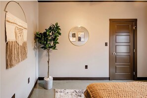 2 bedrooms, free WiFi - Industrial Chic Loft Near OSU & Short North with King Beds, Walkable Stay (Columbus)