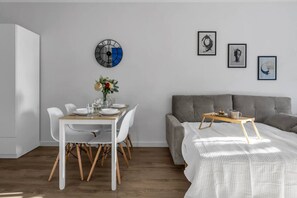 Dining - Włochy Studio - Balcony, Parking - by Rentujemy (Warszawa)