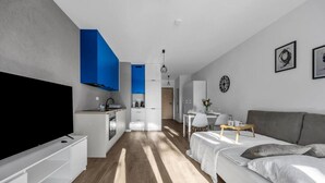 Een modern appartement met keuken, eetruimte en woonkamer.
