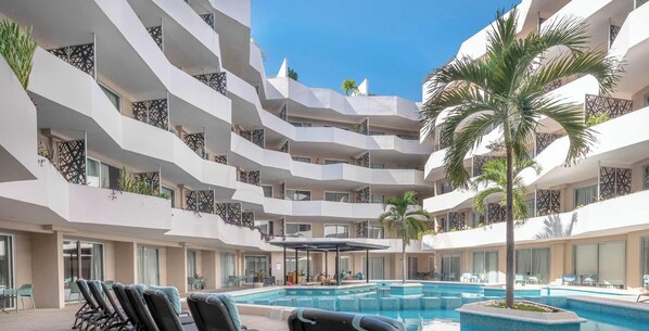 Pool - Chic Studio Near Beach & Rooftop Pool Access (Playa del Carmen)