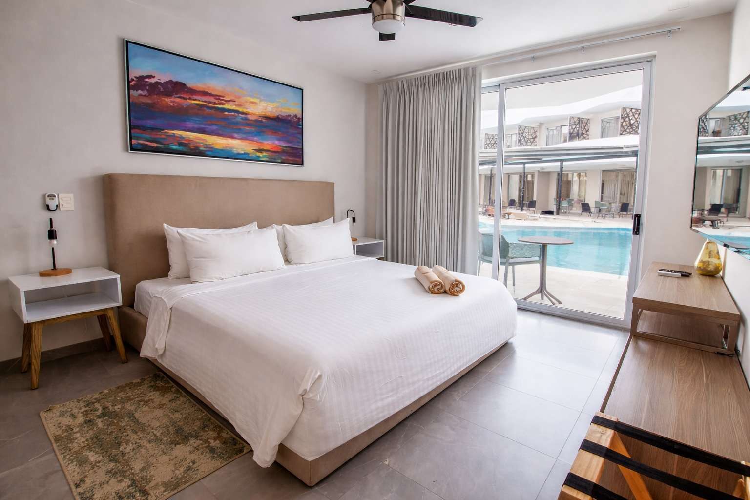 Een strijkplank/strijkijzer, wifi, beddengoed