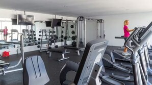 Ett gym med löpband, styrketräningsmaskiner och fria vikter.