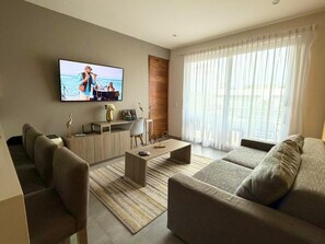 TV, offices - Stylish Condo Rooftop Views & 2 Pools Near 5th Ave (Playa del Carmen)