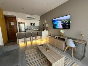 TV, offices - Stylish Condo Rooftop Views & 2 Pools Near 5th Ave (Playa del Carmen)