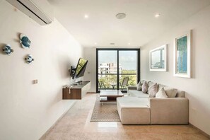 TV - Penthouse w/ Private Rooftop Pool Steps from 5th Ave (Playa del Carmen)