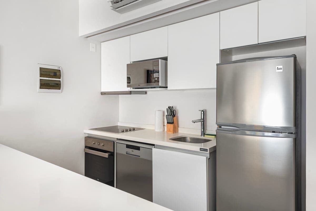 Frigorifero, microonde, forno, piano cottura