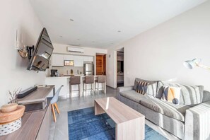 TV, offices - Luxury Condo w Pool & Rooftop, Steps from 5th Ave (Playa del Carmen)