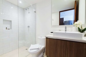 Shower, hair dryer - Studio w Rooftop Pool Near Beach & 5th Ave (Playa del Carmen)