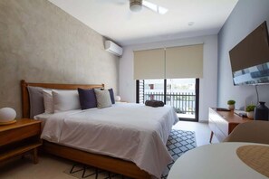 Iron/ironing board, travel cot, WiFi, bed sheets - Studio w Rooftop Pool Near Beach & 5th Ave (Playa del Carmen)