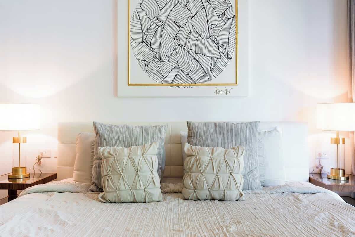 Tabla de planchar con plancha, cuna de viaje, wifi y ropa de cama 