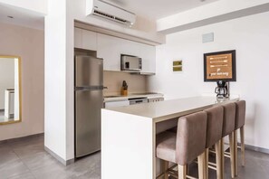Réfrigérateur, micro-ondes, four, plaque de cuisson