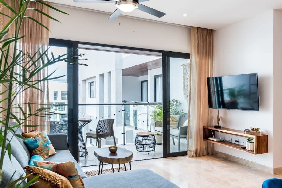 Televisión y oficina 