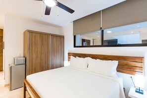 2 bedrooms, iron/ironing board, travel cot, WiFi - Spectacular Rooftop Pools, Steps to Beach and 5th Ave (Playa del Carmen)