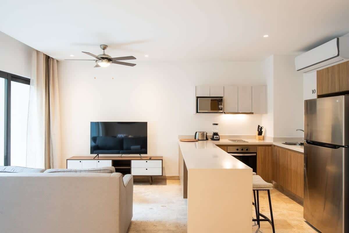 Cafeteira/chaleira, geladeira, micro-ondas, cooktop