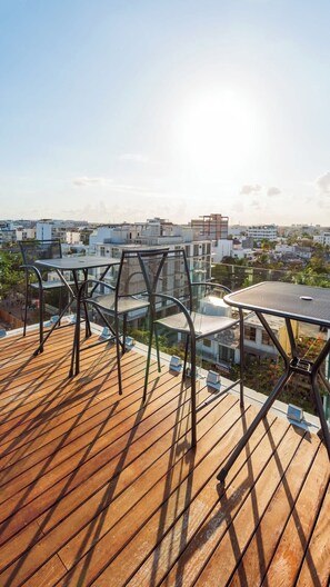 Outdoor dining - Modern studio steps from beach & 5th Ave (Playa del Carmen)