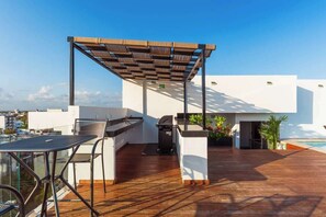 Outdoor dining - Modern studio steps from beach & 5th Ave (Playa del Carmen)