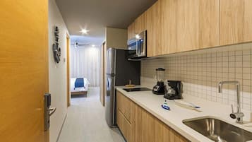 Fridge, microwave, stovetop, coffee/tea maker