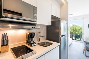 Fridge, microwave, stovetop, coffee/tea maker - Studio w Rooftop Pool, Gym – 200m to 5th Ave (Playa del Carmen)