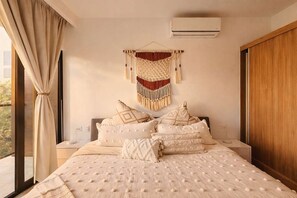 2 bedrooms, iron/ironing board, travel cot, WiFi - Stylish Rooftop Condo w Ocean Views and Pools (Playa del Carmen)