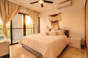 2 bedrooms, iron/ironing board, travel cot, WiFi - Stylish Rooftop Condo w Ocean Views and Pools (Playa del Carmen)