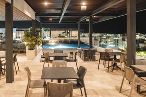 Outdoor dining - Stylish Rooftop Condo w Ocean Views and Pools (Playa del Carmen)