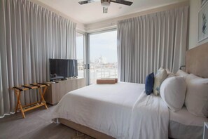 2 bedrooms, iron/ironing board, travel cot, WiFi - Chic Condo w Rooftop Pool & Gym near 5th Ave (Playa del Carmen)