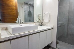 Shower, hair dryer - Chic Condo w Rooftop Pool & Gym near 5th Ave (Playa del Carmen)