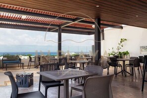 Outdoor dining - Modern Condo Steps to 5th Ave and Beach w Rooftop Pool (Playa del Carmen)