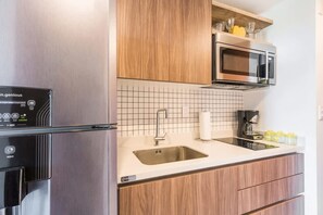 Fridge, microwave, stovetop, coffee/tea maker - Studio w Rooftop Pool Near Beach & 5th Ave (Playa del Carmen)