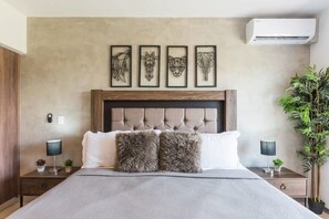 Iron/ironing board, travel cot, WiFi, bed sheets - Studio w Rooftop Pool Near Beach & 5th Ave (Playa del Carmen)