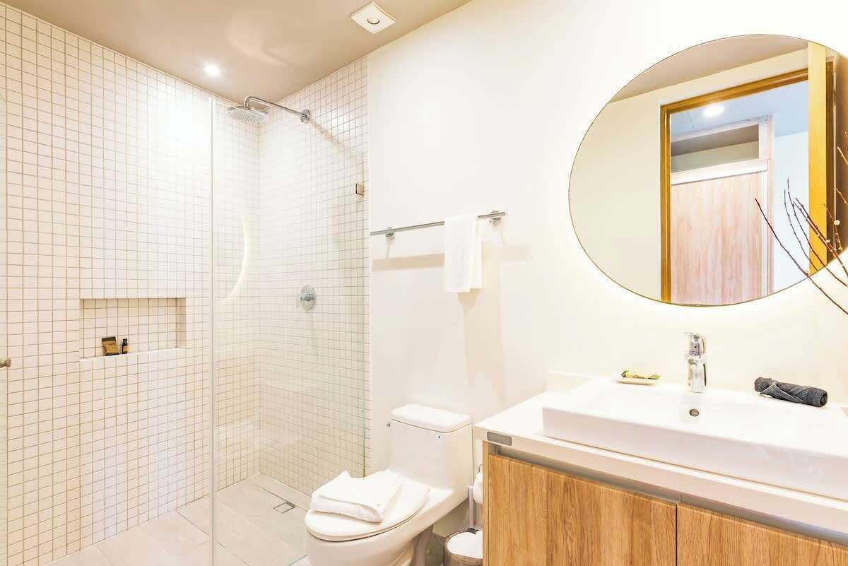Ein modernes Badezimmer mit Dusche, Toilette und Waschbecken.