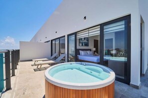 Terrace/patio - Stylish Hideaway w/ Rooftop Jacuzzi, Pool & Gym (Playa del Carmen)