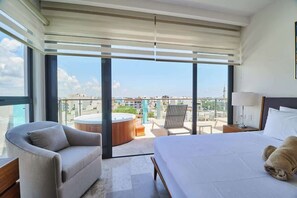 2 bedrooms, iron/ironing board, travel cot, WiFi - Stylish Hideaway w/ Rooftop Jacuzzi, Pool & Gym (Playa del Carmen)