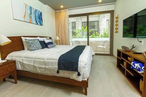Iron/ironing board, travel cot, WiFi, bed sheets - Modern Studio w Rooftop Pool Near 5th Ave (Playa del Carmen)