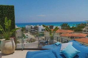 Terrace/patio - Modern Studio w Rooftop Pool Near 5th Ave (Playa del Carmen)