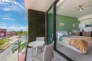 Tabla de planchar con plancha, cuna de viaje, wifi y ropa de cama