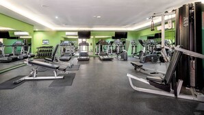 Ett gym med löpband, crosstrainers och styrketräningsmaskiner.