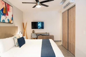 Desk, iron/ironing board, travel cot, WiFi - Modern Studio w Rooftop Pool Near Beach & Dining (Playa del Carmen)