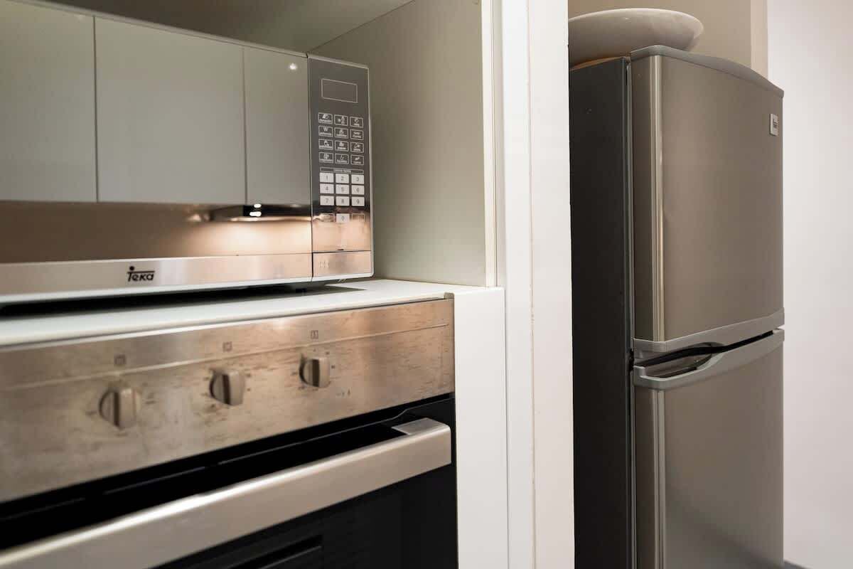 Geladeira, micro-ondas, fogão, cooktop