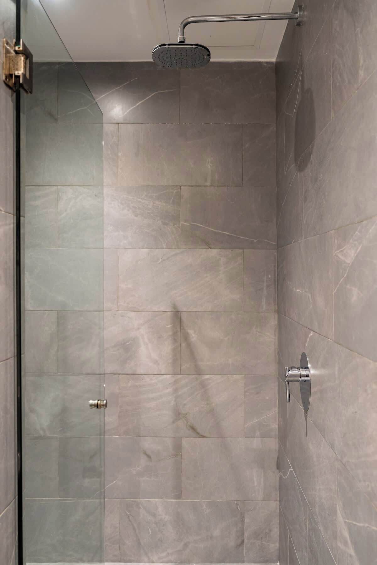 Douche, sèche-cheveux, serviettes fournies, shampoing