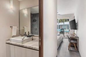 2 bedrooms, iron/ironing board, WiFi, bed sheets - Charming Beachside Condo w High-Speed WiFi (Playa del Carmen)