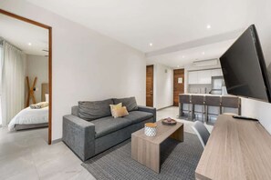 TV, offices - Charming Beachside Condo w High-Speed WiFi (Playa del Carmen)