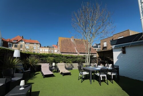 Le Pigeonnier is ideally located 400m from the beach and 200m from the shops.