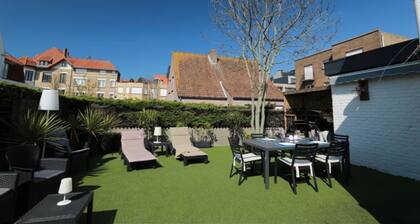 Le Pigeonnier is ideally located 400m from the beach and 200m from the shops.