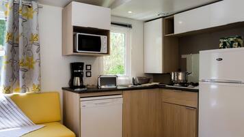 Een koelkast, een microgolfoven, een kookplaat, een vaatwasser