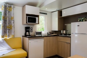 Een koelkast, een microgolfoven, een kookplaat, een vaatwasser