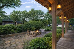 Property grounds - Gorgeous cabin with river access, fire pit, fast wifi and a great location! (Hollister)