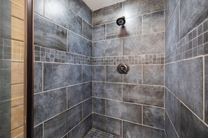 Shower, hair dryer, towels, soap - Gorgeous cabin with river access, fire pit, fast wifi and a great location! (Hollister)